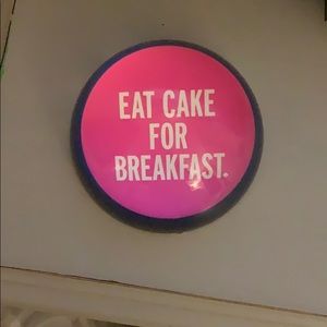 “eat cake for breakfast” table dècor